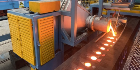 Automatisation du moulage vertical : durabilité sans retouche pour les pièces de mélangeur